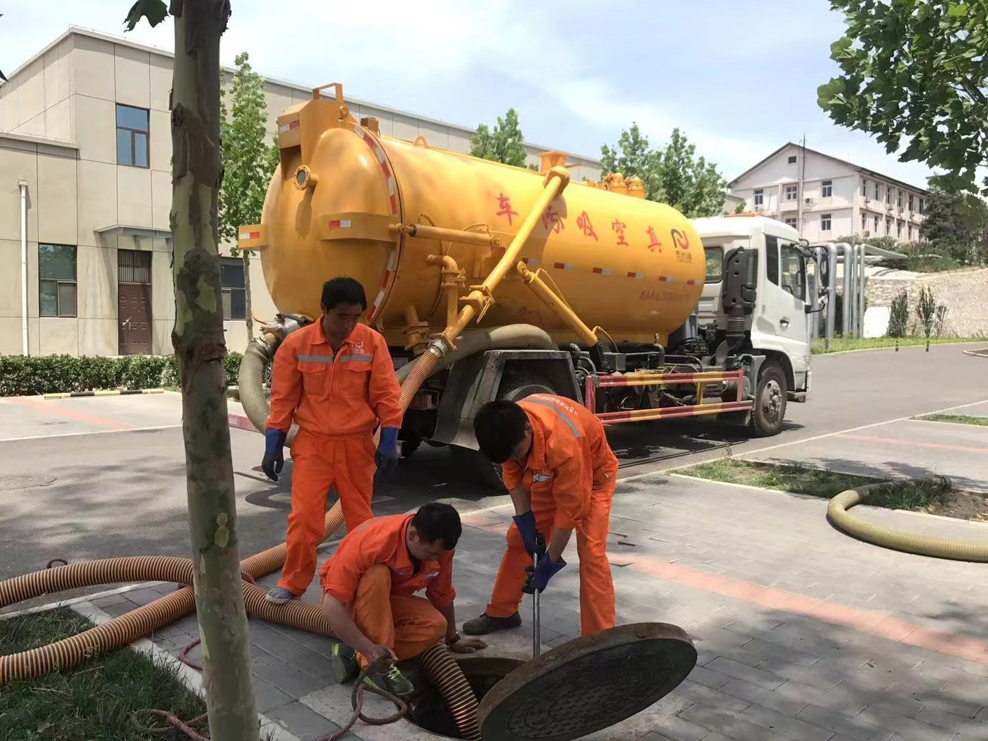 甘孜化粪池清理与5-8吨吸粪车施工效率分析
